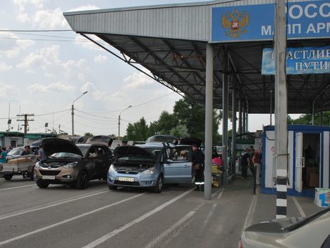 Российские пограничники не пропустили в Крым около 30 украинских таксистов