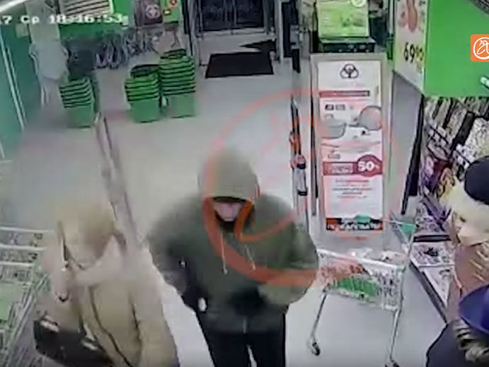 Мужчину, который мог подложить бомбу в супермаркете Санкт-Петербурга, зафиксировали камеры наблюдения. Видео