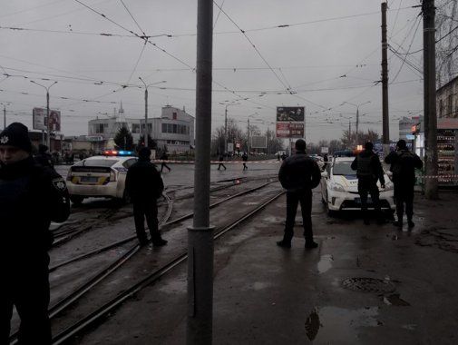 В Харькове неизвестный со взрывчаткой захватил здание "Укрпошти", внутри находятся люди