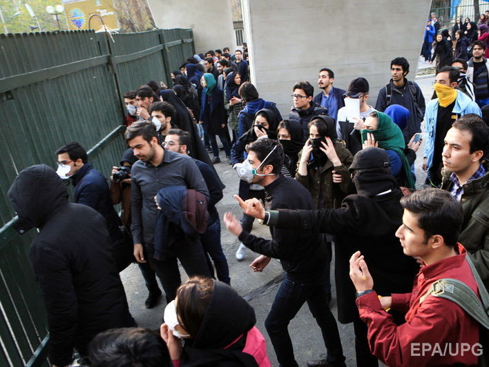 В іранському місті Керманшаху протестувальники кидали каміння в поліцію. Відео