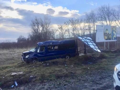 Во Львовской области перевернулся пассажирский микроавтобус, восемь пострадавших