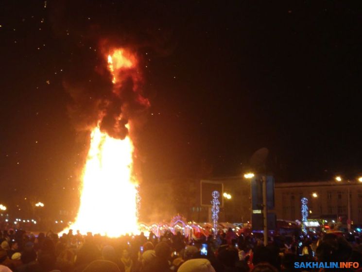В российском Южно-Сахалинске сгорела городская новогодняя елка