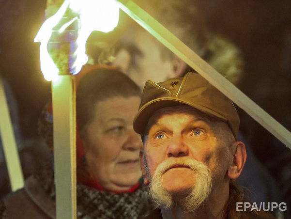 В Киеве проходит факельный марш в честь Бандеры. Трансляция