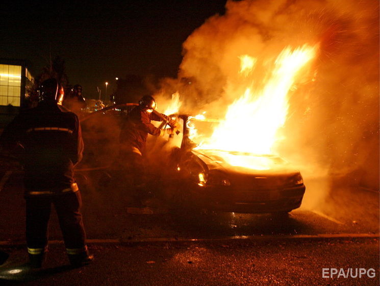 В Париже и пригородах в новогоднюю ночь сожгли 250 автомобилей