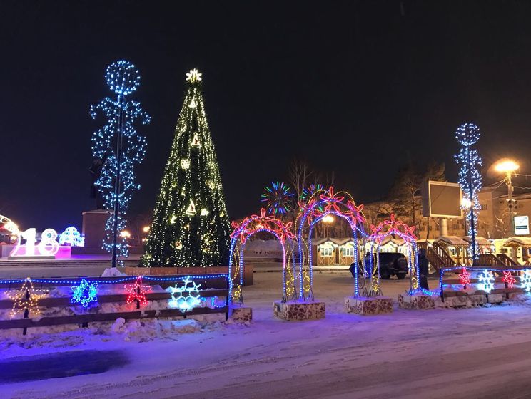 В российском Южно-Сахалинске установили новую новогоднюю елку взамен сгоревшей