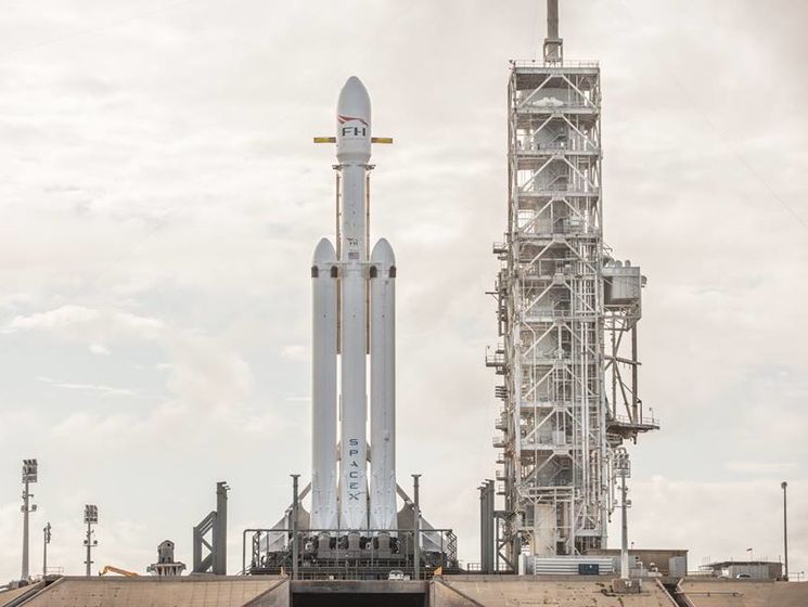 Надважку ракету SpaceX доправили на стартовий майданчик. Відео