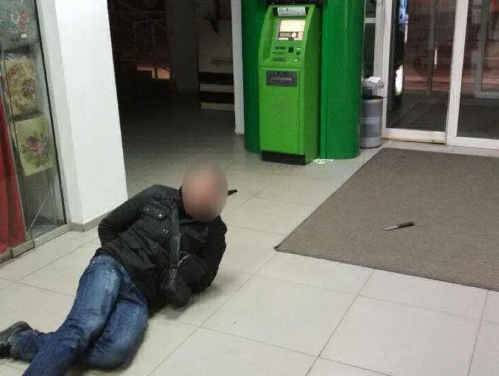 В Днепре мужчина пытался ножом вскрыть банкомат, который не выдал ему деньги