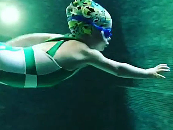 Дочь Пугачевой и Галкина плавает под водой