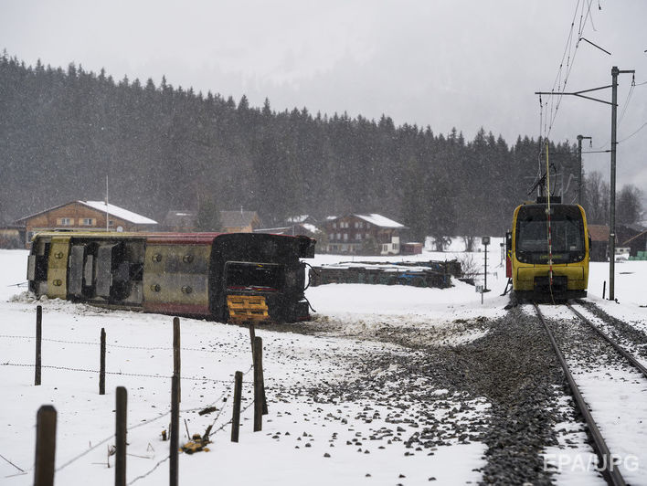 Шторм "Елеонор" у Швейцарії: вітер зніс із рейок пасажирський поїзд