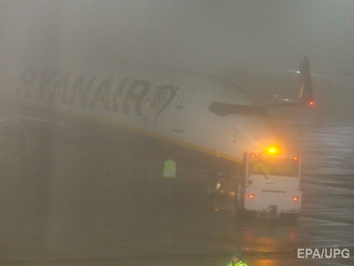 В аэропорту Малаги пассажир вышел из самолета на крыло. Видео