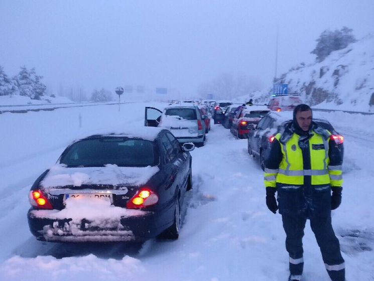 В Испании из-за сильных снегопадов оказались заблокированными сотни машин