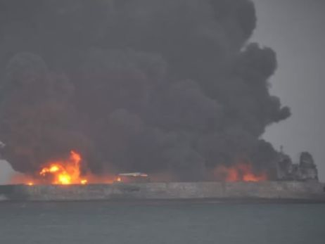 Китай предупредил об угрозе взрыва нефтяного танкера, столкнувшегося с сухогрузом