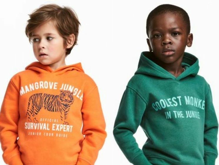Бренд H&M извинился за темнокожего мальчика в одежде с надписью "Самая крутая обезьянка в джунглях"