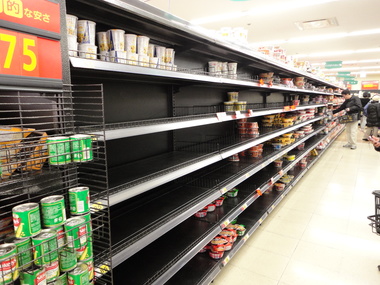 Украинские сети продуктовых супермаркетов не могут обеспечить стабильную поставку продуктов в Крым