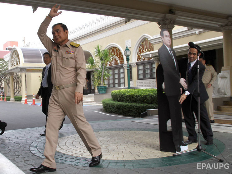 Премьер Таиланда предложил журналистам задать вопросы на пресс-конференции его картонной копии. Видео