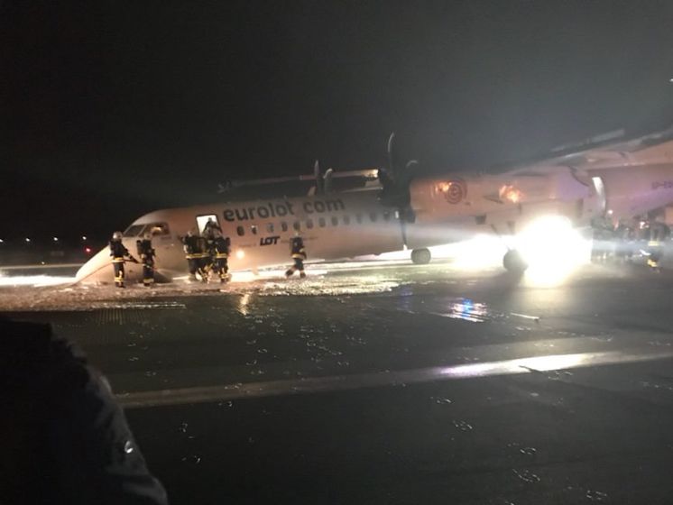 В аэропорту Варшавы пассажирский самолет совершил посадку без переднего шасси