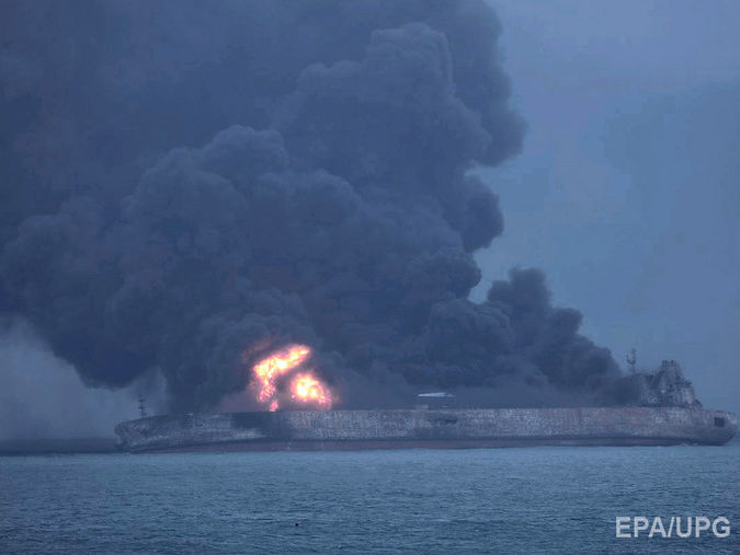 Танкер, який вибухнув біля китайського узбережжя, відносить у бік Японії
