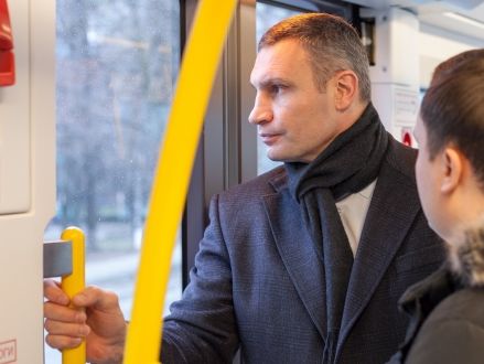 Кличко проехался в закупленном польском трамвае, который оформили портретом Ярослава Мудрого. Видео 