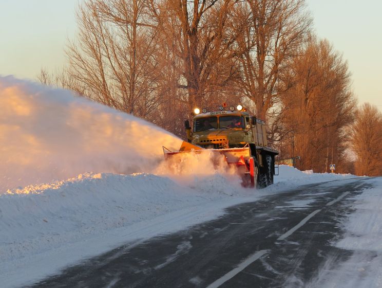 В четырех областях Украины из-за снегопадов ограничили движение грузового автотранспорта