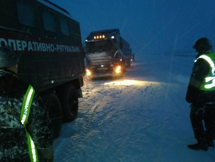 На дорогах Украины из-за снегопадов ограничено движение транспорта