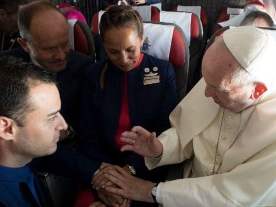 Папа римский обвенчал членов экипажа самолета во время полета