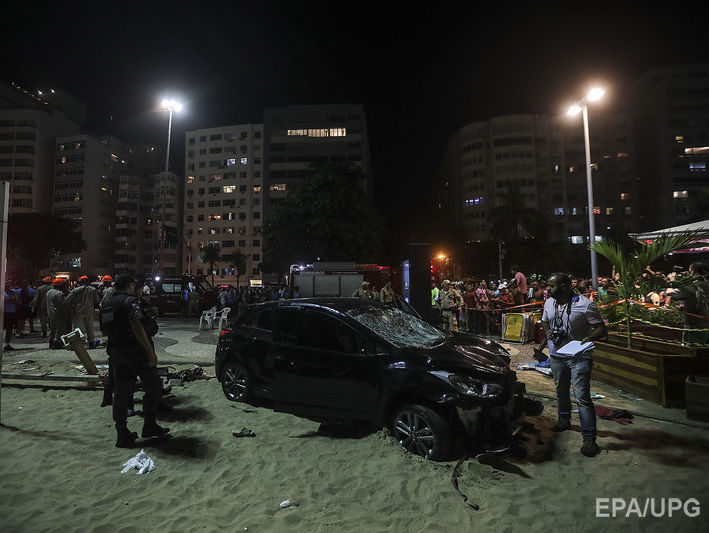 В Бразилии на знаменитом пляже Копакабана автомобиль въехал в толпу отдыхающих