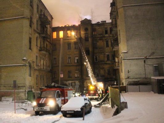 Спасатели ликвидировали пожар в здании на улице Хмельницкого в Киеве