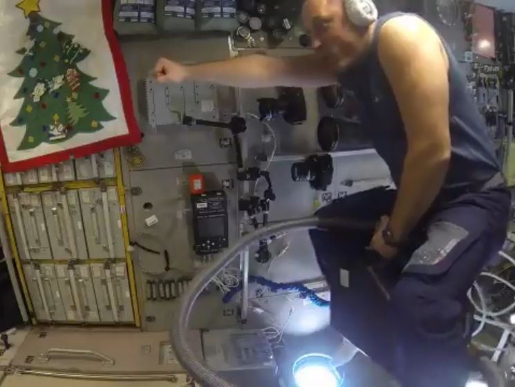 Російський космонавт літав на пилососі по МКС. Відео