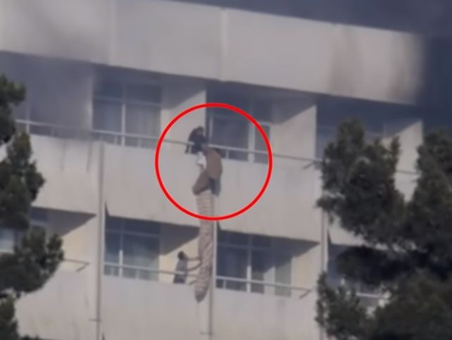 Мешканці готелю в Кабулі під час атаки терористів спускалися з балконів по простирадлах. Відео