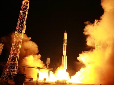 На Байконуре во время запуска рухнула на землю ракета-носитель "Протон-М"