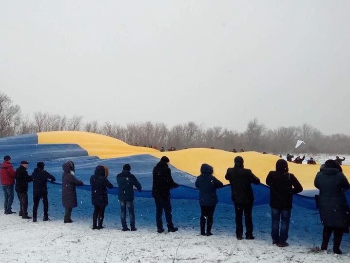 В День cоборности на админгранице с Крымом развернули 60-метровый флаг Украины
