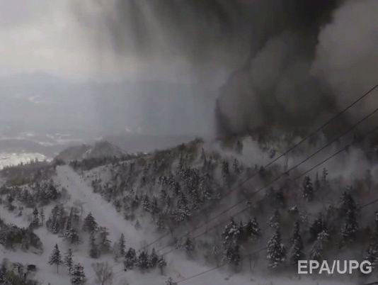 В Японии возле горнолыжного курорта произошло извержение вулкана. Видео