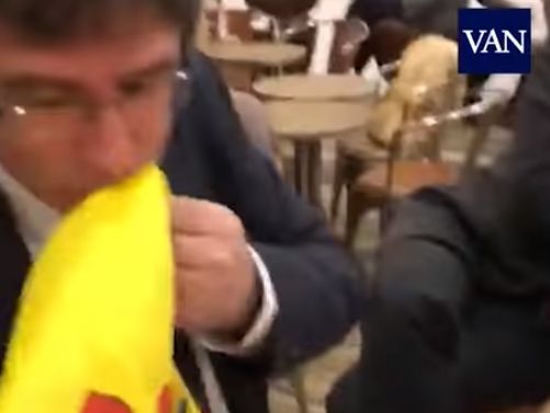 Пучдемон поцілував прапор Іспанії. Відео