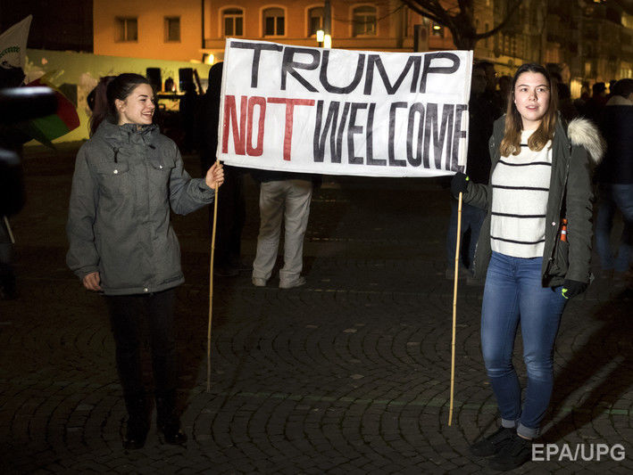 "Расист, сексист, капиталист". В Швейцарии прошли акции протеста против визита Трампа в Давос
