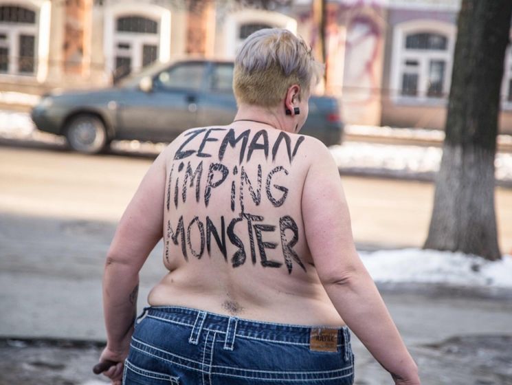 "Земан – хромой монстр". Активистка Femen митинговала против чешского президента под посольствами Чехии и Словакии в Киеве
