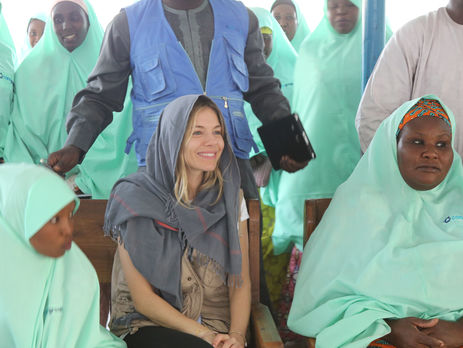 Сиенна Миллер побывала в Нигерии с благотворительной миссией