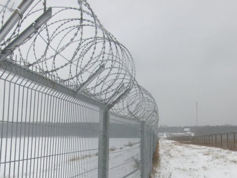 Литва построила забор на границе с Россией. Видео