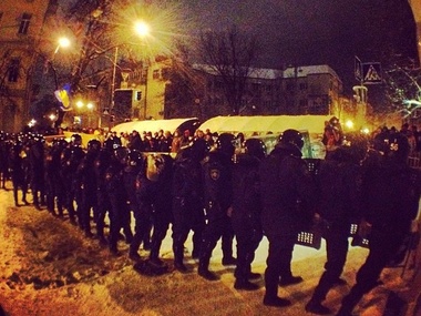 Спортивные молодые люди под прикрытием милиции разобрали последние баррикады Евромайдана