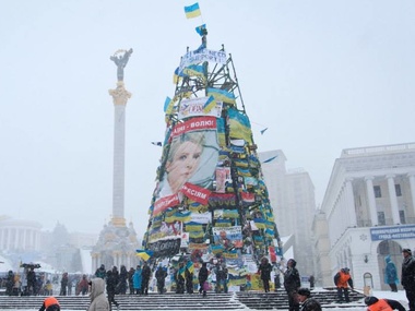 Власти Киева готовы оставить главную елку страны с "украшениями" Евромайдана