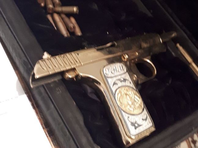 У в.о. прем'єра Дагестану під час обшуків виявили золотий пістолет і пристрої, схожі на бульбулятори