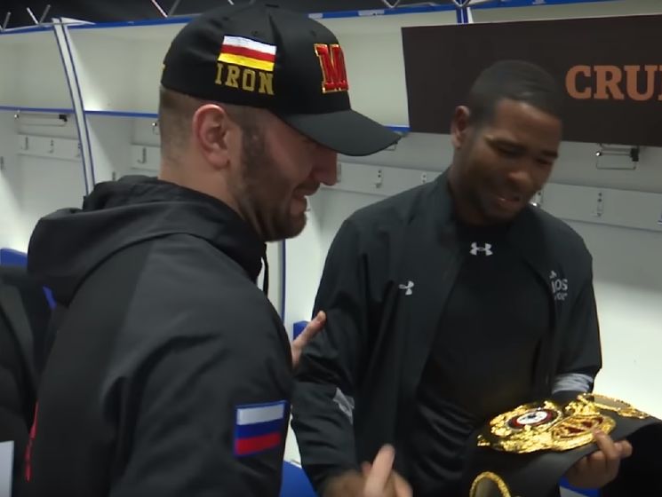 Российский боксер подарил свой чемпионский пояс кубинцу, которого отправил в нокаут