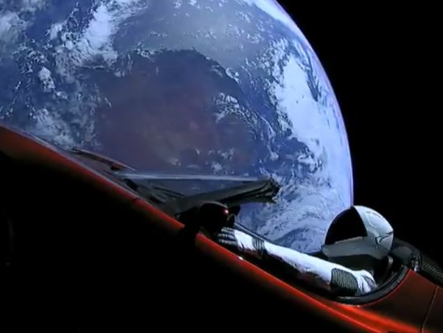 SpaceX запустила стрім із кабіни скерованого в космос електромобіля Tesla. Відео