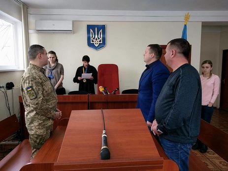 Суд постановил выплатить Усатенко (крайний справа) 252 тыс. грн