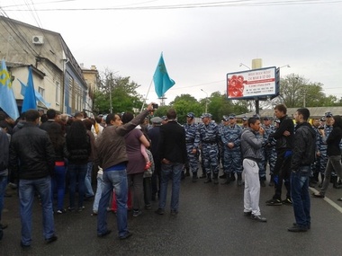 На митинге в Симферополе крымских татар сопровождает ОМОН