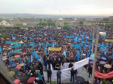 Больше 10 тысяч татар собрались в районе Ак-Мечеть на окраине Симферополя. Фоторепортаж