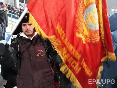 На Олимпиаде выгнали со стадиона российского болельщика с флагом с изображением Ленина