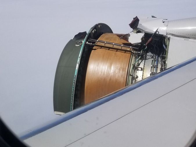 Пасажири United Airlines зняли, як під час польоту злітає обшивка із двигуна Boeing. Відео
