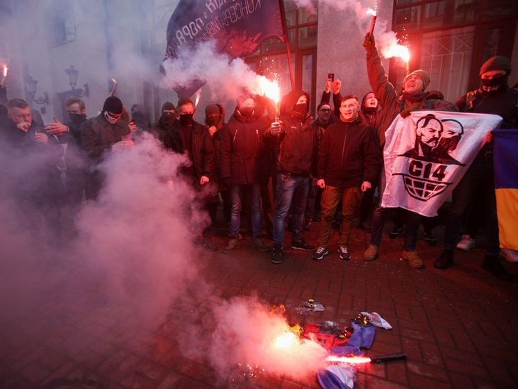 Националисты из С14 разгромили офис Россотрудничества в Киеве. Видео
