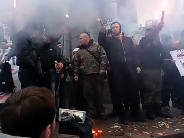 "Смерть России". Активисты ОУН разгромили два российских банка в Киеве. Полиция не вмешивалась