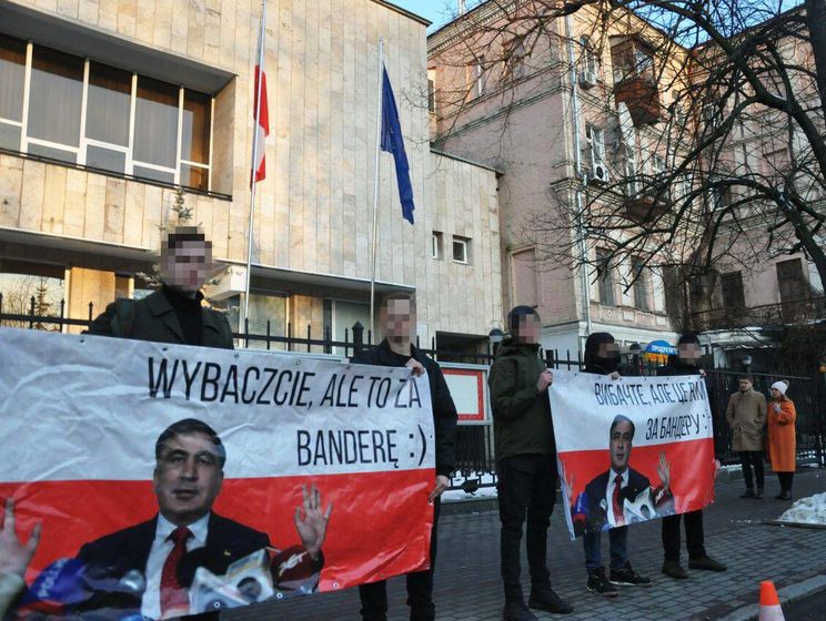 "Вибачте, але це вам за Бандеру". Активісти провели акцію з портретом Саакашвілі біля посольства Польщі